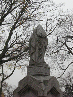 back of veiled statue boliyou